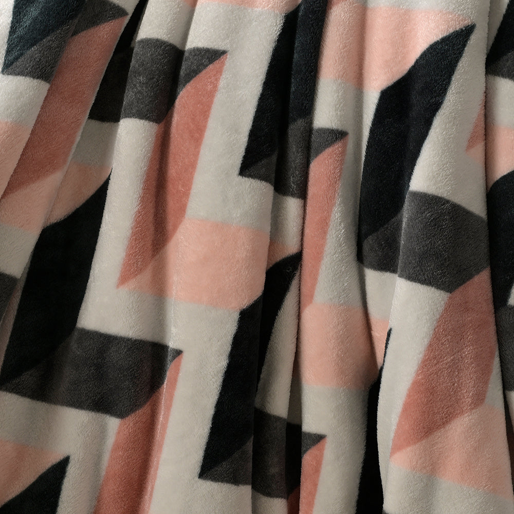 Decovia Blush Chevron  Blanket – Chic Style Meets Ultimate Comfort
