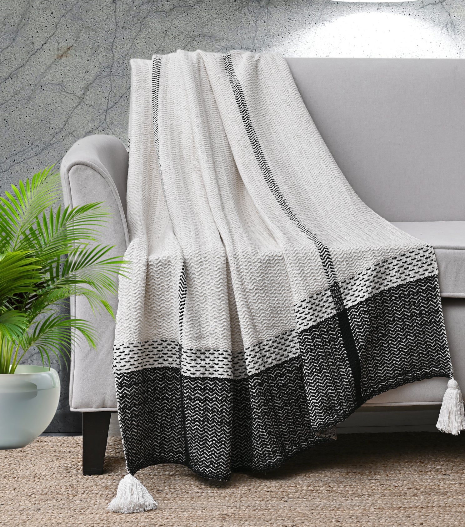 Handwoven Cotton Throw with Tassels – Black & White