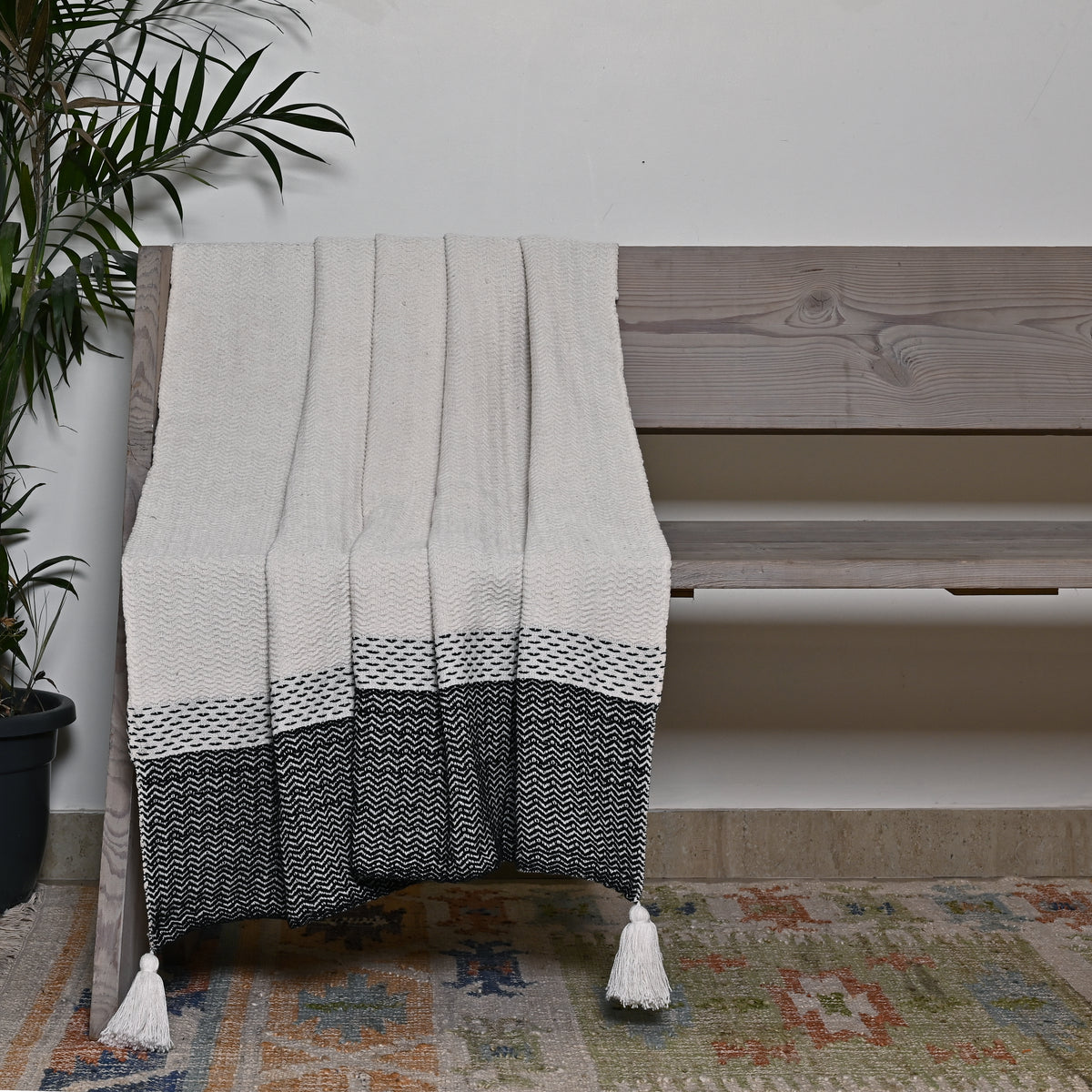 Handwoven Cotton Throw with Tassels – Black &amp; White