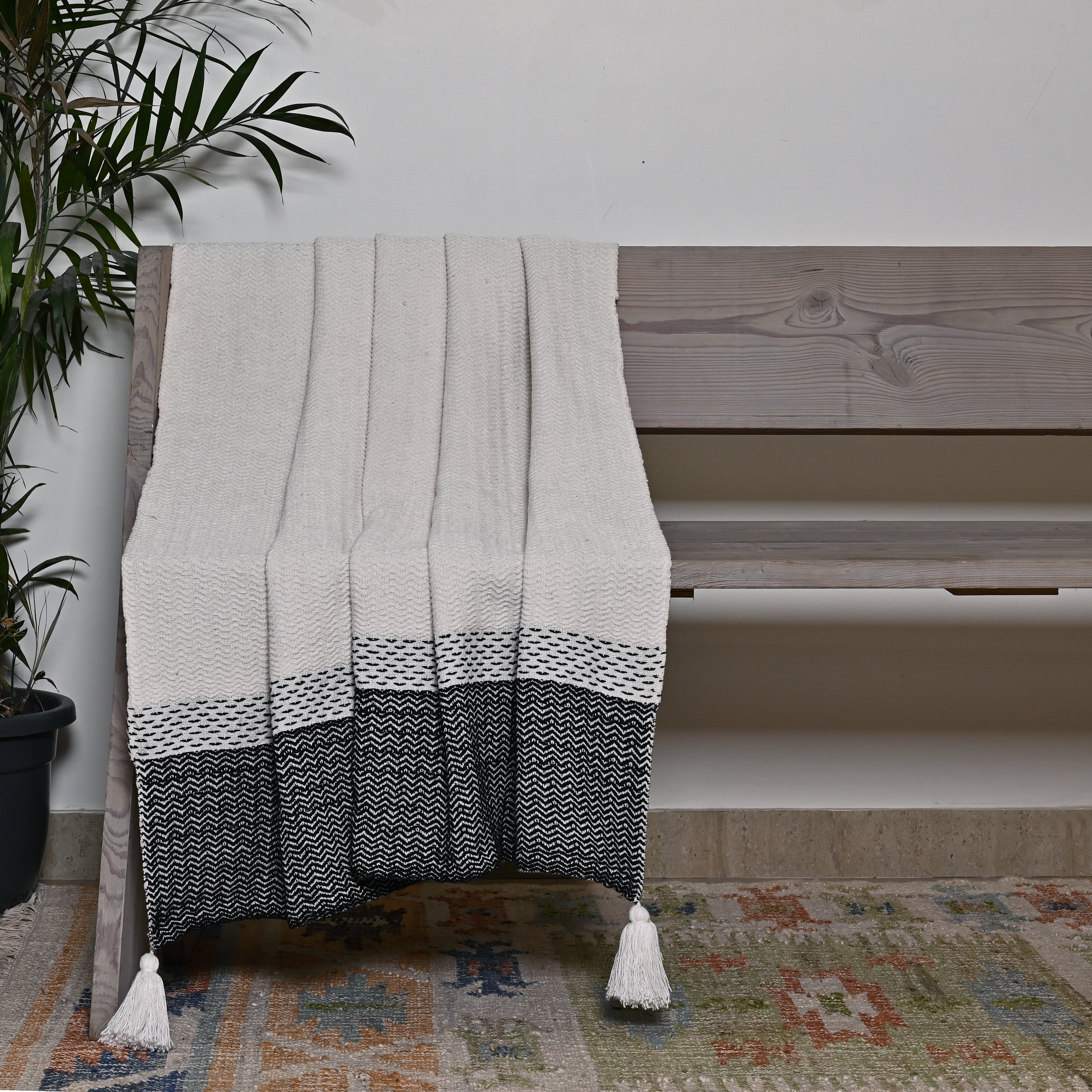 Handwoven Cotton Throw with Tassels – Black & White