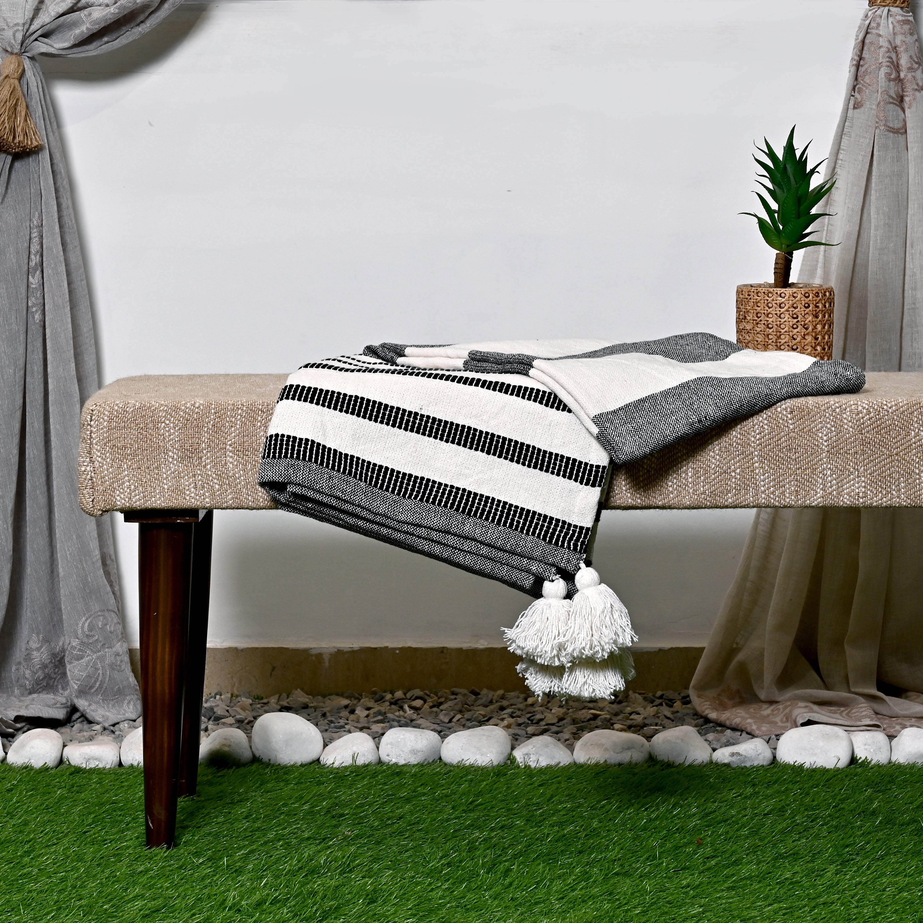 Throw-Stripe-Black-White