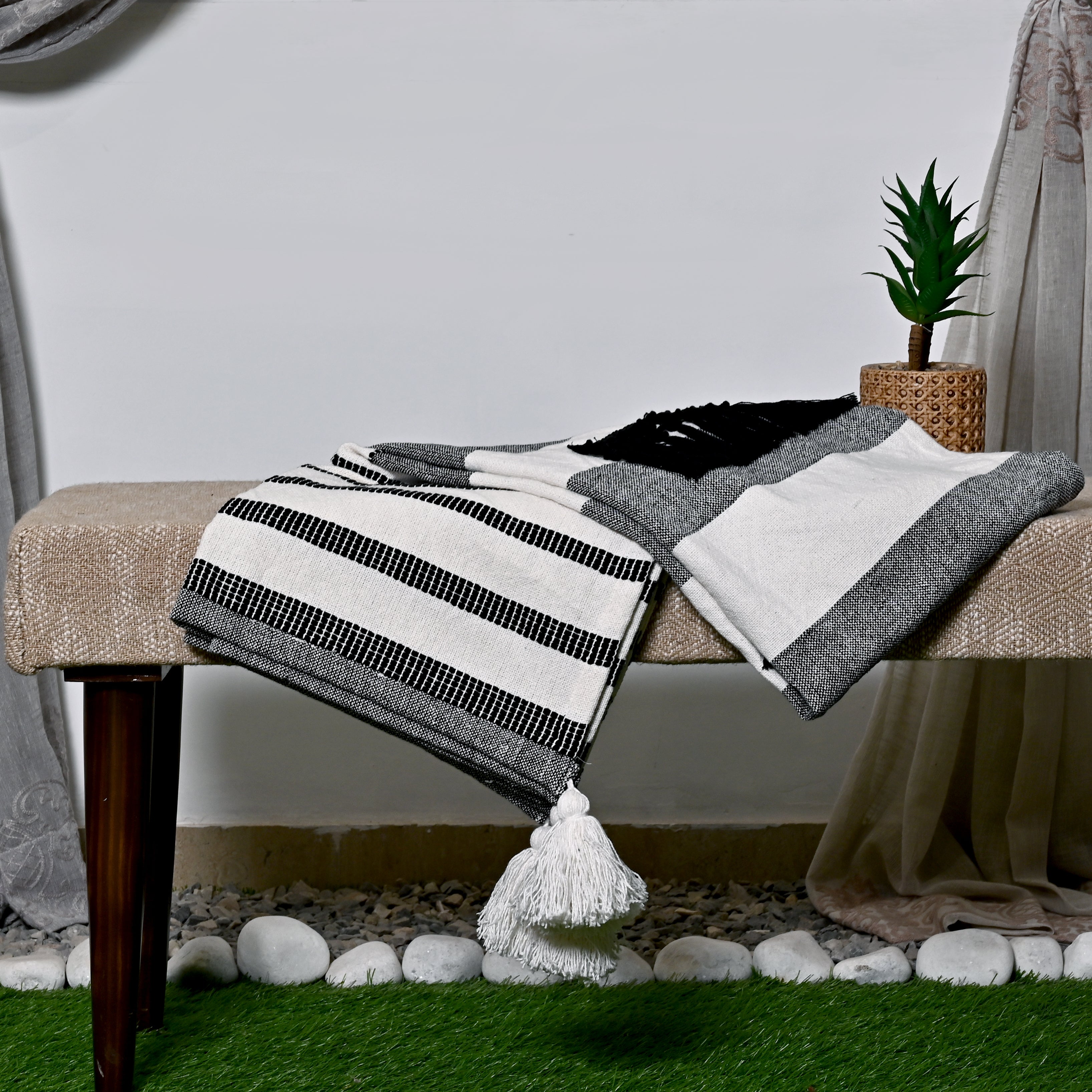 Throw-Fringe-Black-White