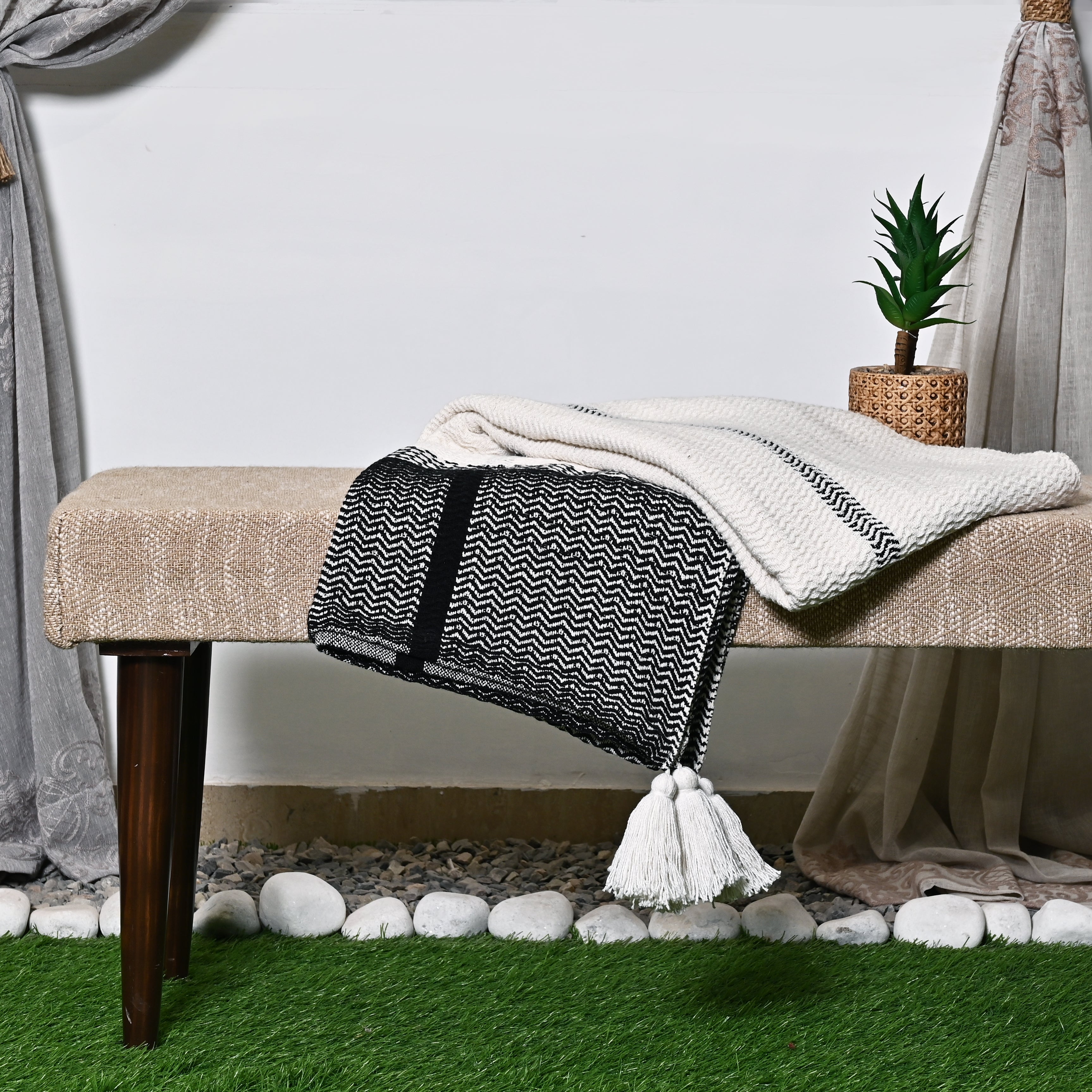 Handwoven Cotton Throw with Tassels – Black & White