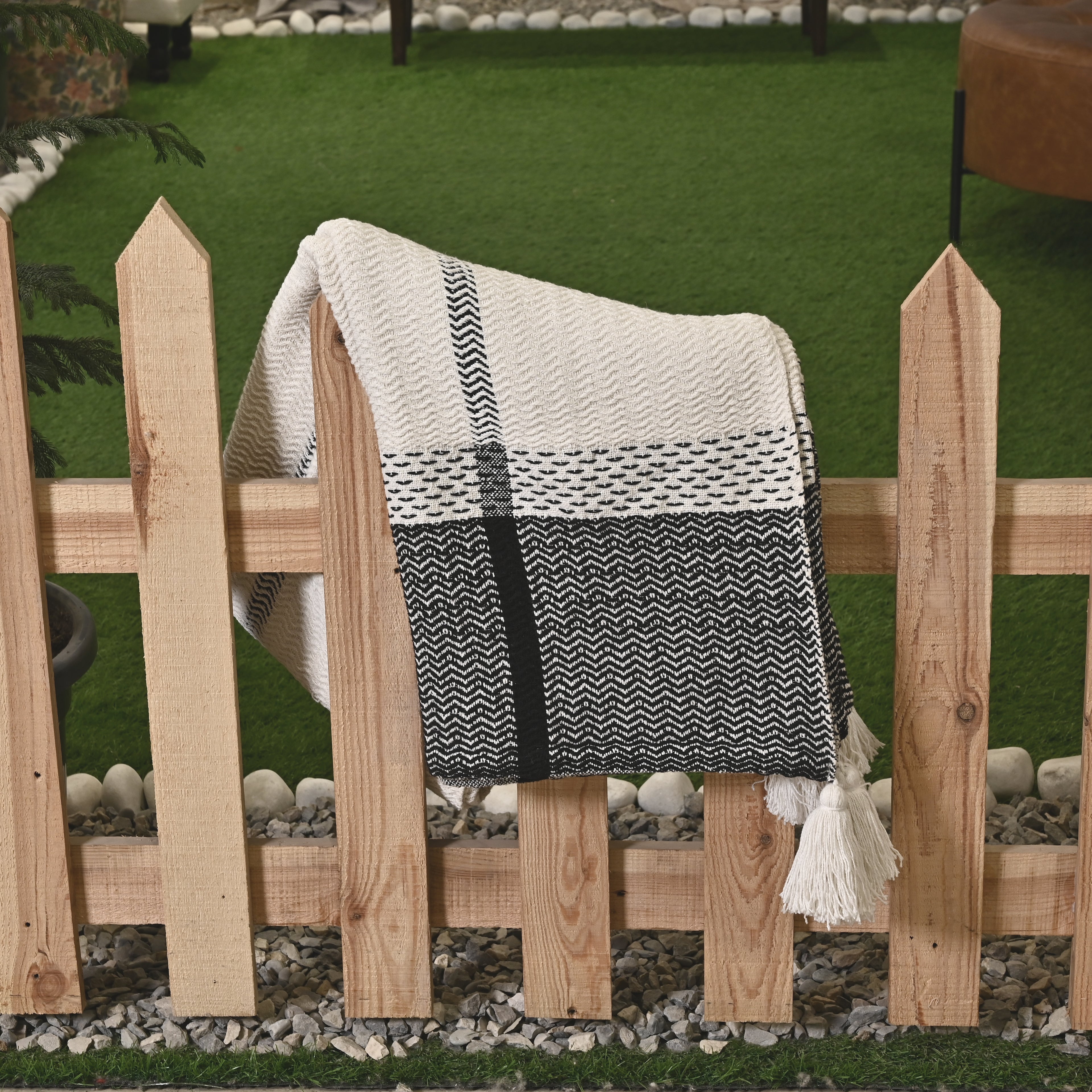 Handwoven Cotton Throw with Tassels – Black & White