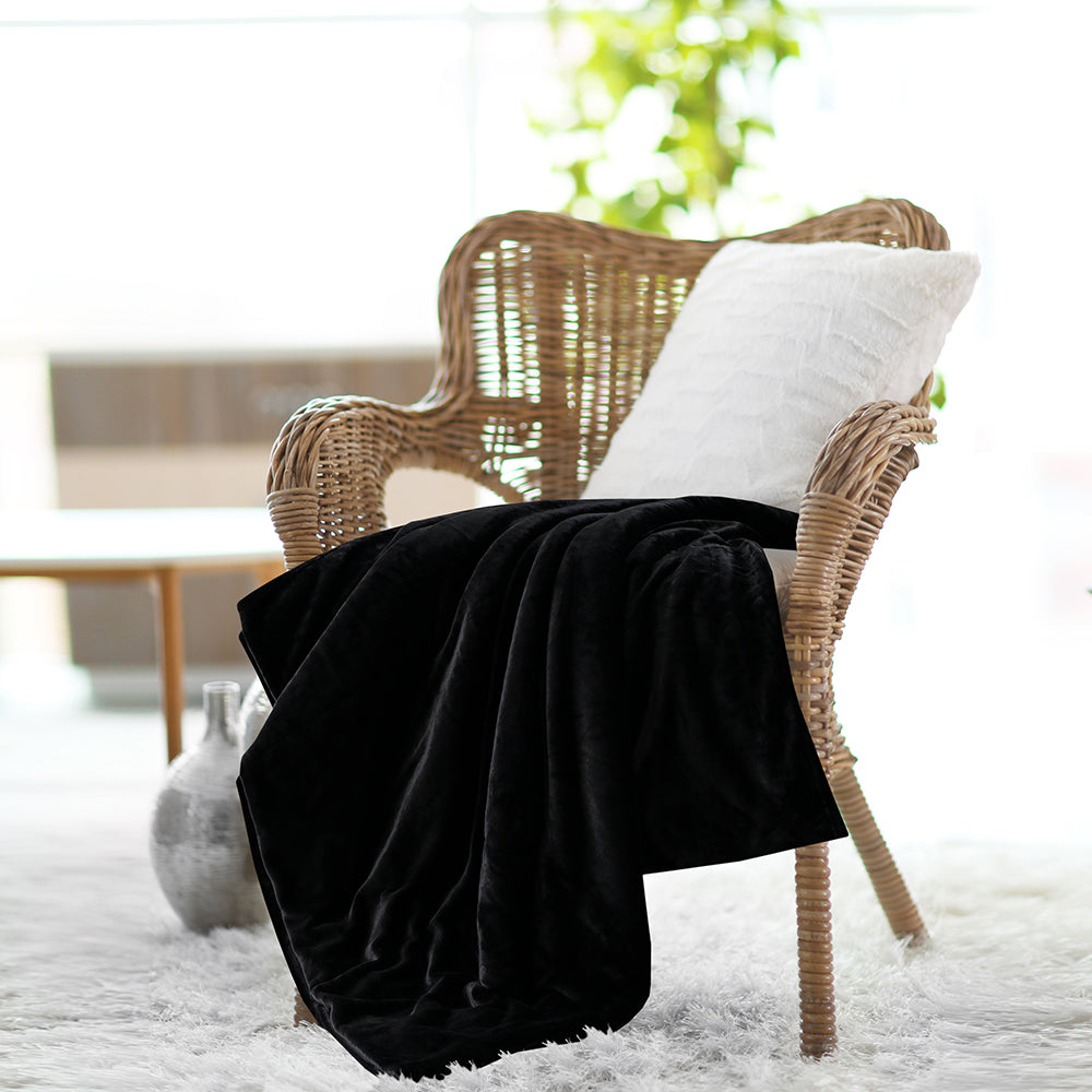 Decovia Luxe Black Plush Blanket
