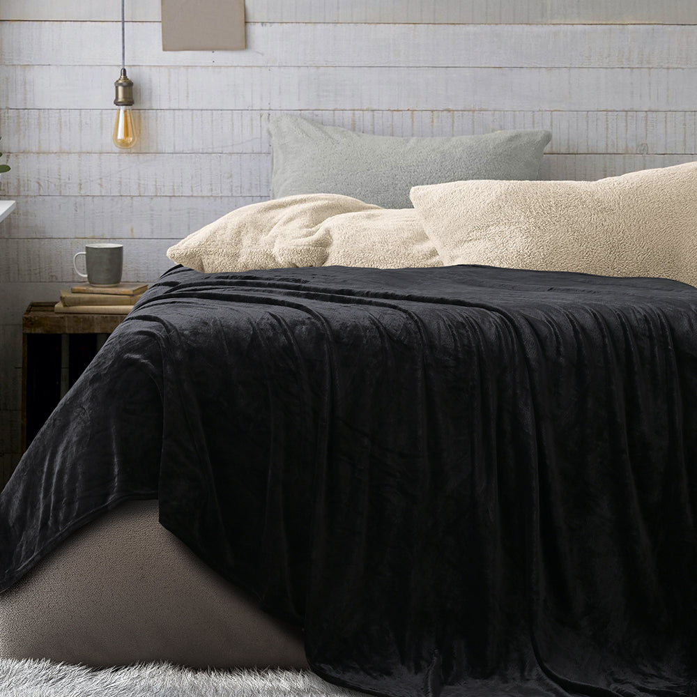 Decovia Luxe Black Plush Blanket