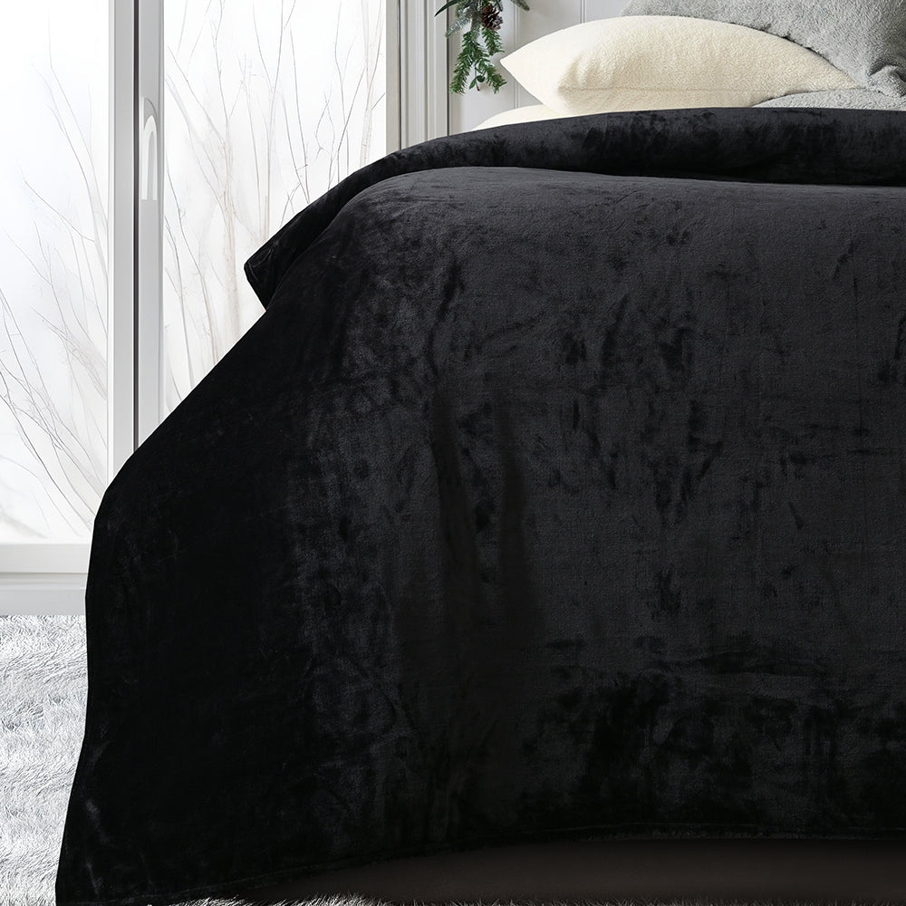 Decovia Luxe Black Plush Blanket