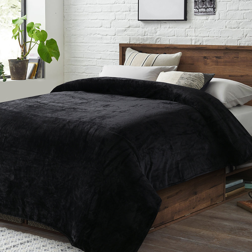 Decovia Luxe Black Plush Blanket