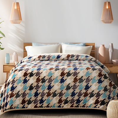 Decovia Cozy Chic Houndstooth Blanket – Vibrant Warmth for Modern Homes